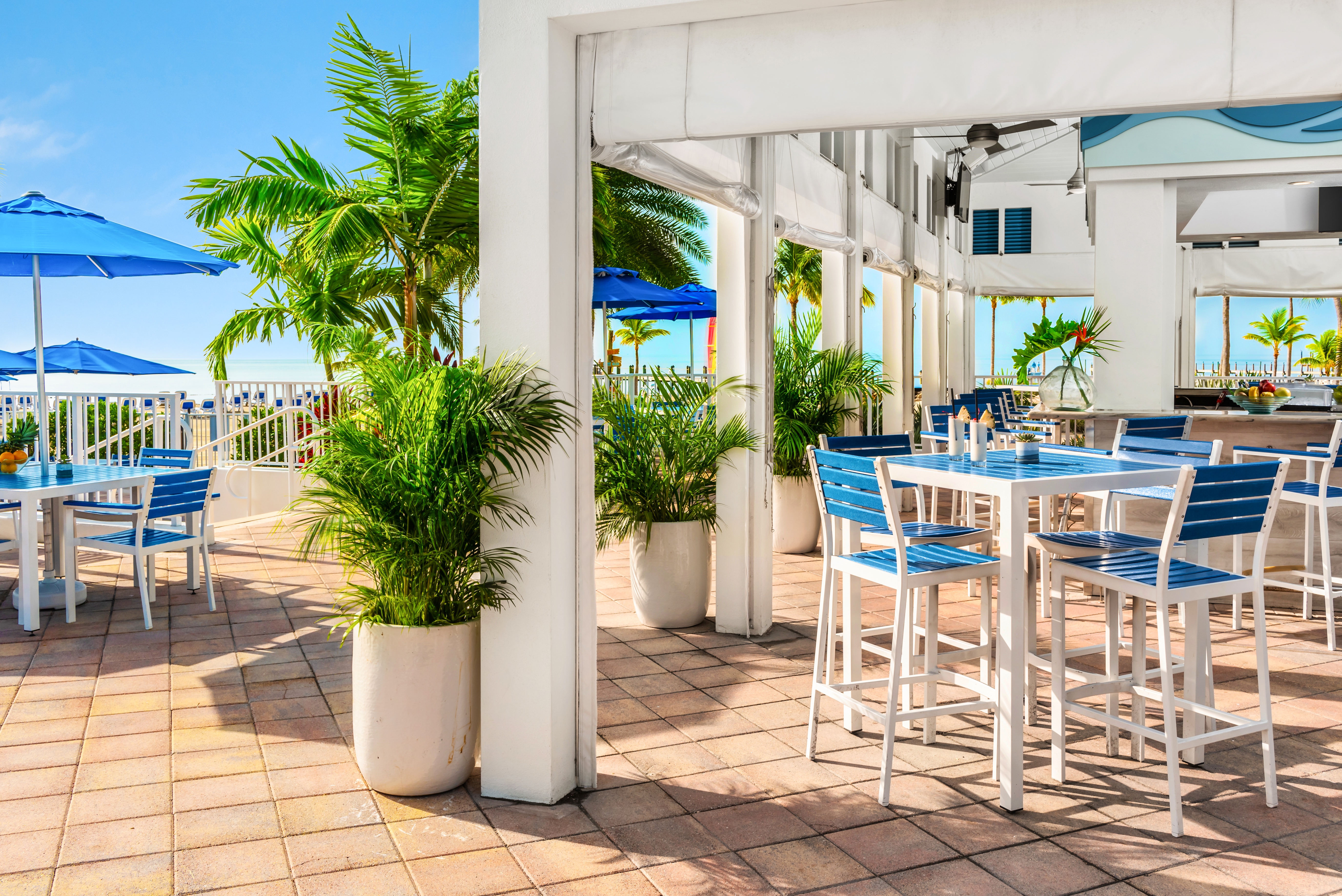 indoor/outdoor seating at Tides Beachside Bar & Grill at Islander Resort